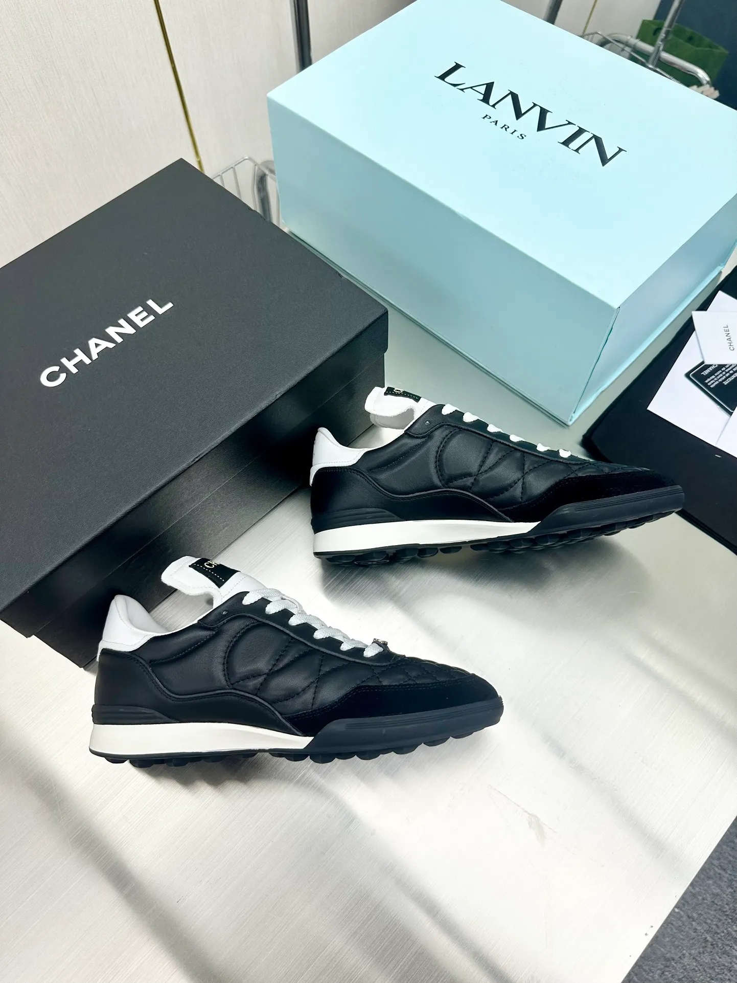 👟👟Ex-factory price 520 👟👟 CHANEL Chanel thick-soled panda sneakers Panda biscuit shoes Chanel 2023ss popular panda shoes 🐼Colorful thick-soled casual sports shoes sneakers The counter is synchronized The counter is very popular Very difficult to buy a shoe The most popular thick-soled panda shoes on the Internet It can be imagined that small fragrance control can not miss it, both appearance and comfort coexist. Simple and versatile white shoes. The thick sole increases height and is super versatile. You can wear it with your eyes closed😍Whoever wears it will look better. Upper: calfskin. Lining: imported sheepskin lining. Outsole: TPU original outsole. Size: 35-40 (41 42 customized.